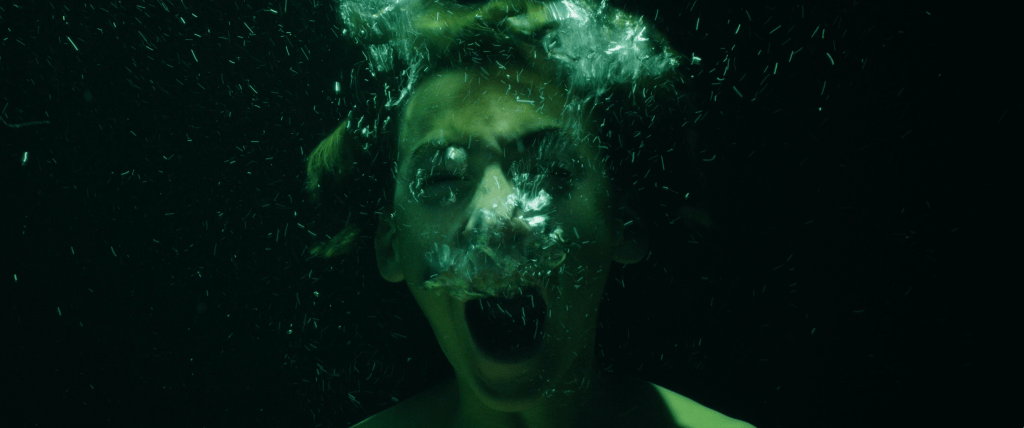 Хоррор-короткометражка «Deep End» заставит вас бояться бассейнов.
